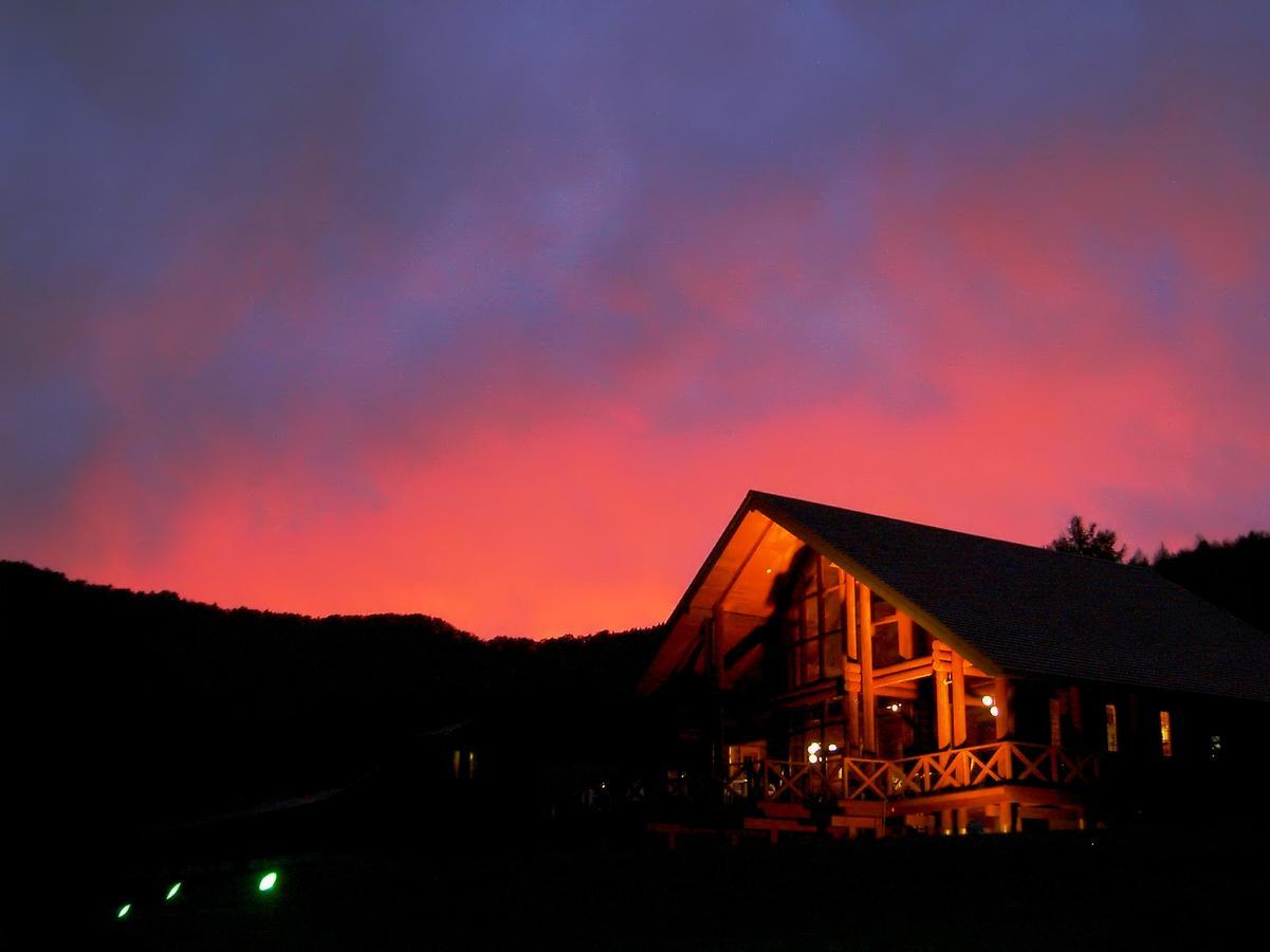 Log Hotel Larch Lake Kanayama Minamifurano Bagian luar foto