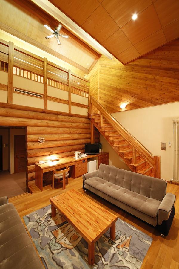 Log Hotel Larch Lake Kanayama Minamifurano Ruang foto