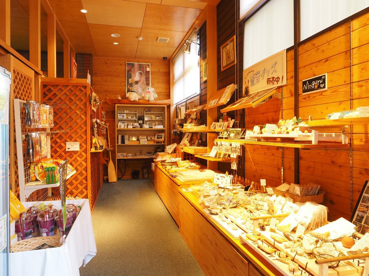 Log Hotel Larch Lake Kanayama Minamifurano Bagian luar foto