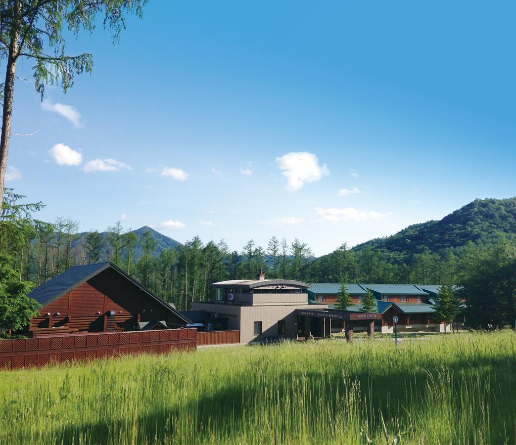 Log Hotel Larch Lake Kanayama Minamifurano Bagian luar foto